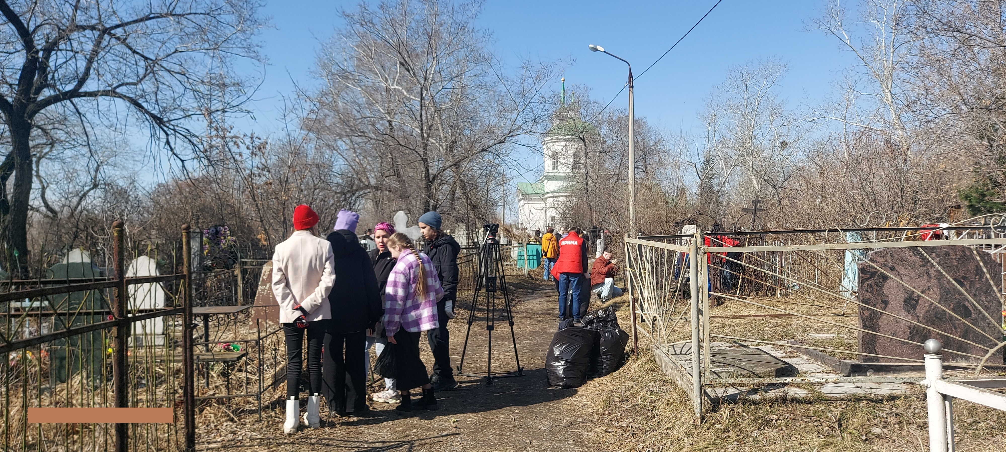 Благоустройство и уборка захоронений ветеранов Великой Отечественной войны на Троицком кладбище в городе Красноярске